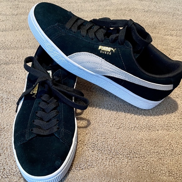 🐈⬛Puma Black Suede Sneakers With Light Grey Stripes - Size 8.5🐈⬛ - Picture 1 of 7